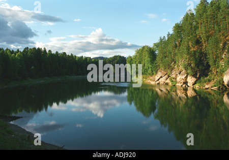 Il fiume Lebed s bank tradotto come il fiume Swan Altai Russia Foto Stock