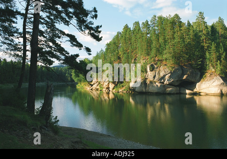 Il fiume Lebed s bank tradotto come il fiume Swan Altai Russia Foto Stock