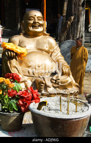 Un Dorato statua del Buddha al Tempio Shaolin Kung Fu luogo di nascita di arti marziali Shaolin nella provincia di Henan in Cina Foto Stock