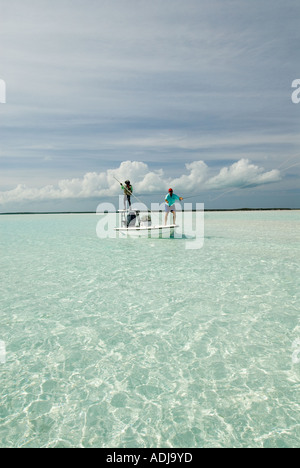 Maggiore EXUMA BAHAMA pescatore a mosca la pesca di osso -pesci nelle acque verde smeraldo. Foto Stock