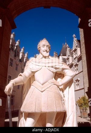 Pau, Aquitaine, Francia. Chateau de Pau (14thC; ripristinata 19thC) Statua; Enrico IV (nato nel castello) Foto Stock