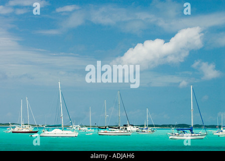 Maggiore EXUMA BAHAMA GEORGE TOWN barche a vela e motore imbarcazioni ormeggiate in blu smeraldo Elizabeth Bay Foto Stock