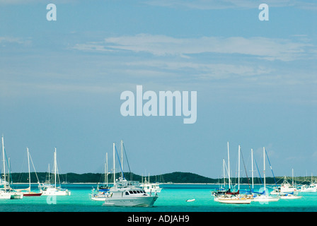 Maggiore EXUMA BAHAMA GEORGE TOWN barche a vela e motore imbarcazioni ormeggiate in blu smeraldo Elizabeth Bay Foto Stock