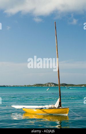 Maggiore EXUMA BAHAMA GEORGE TOWN colorato riflettente di barche a vela in Elizabeth Bay Harbor Foto Stock