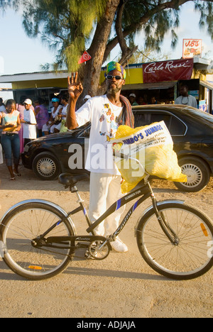 Maggiore EXUMA BAHAMA venditore a vendere noccioline sulla strada principale di George Town durante il festival Foto Stock
