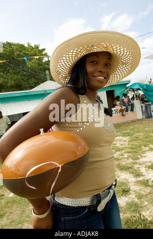 Maggiore EXUMA BAHAMA GEORGE TOWN Felice Bahamia lady godendo di una giornata al parco Foto Stock