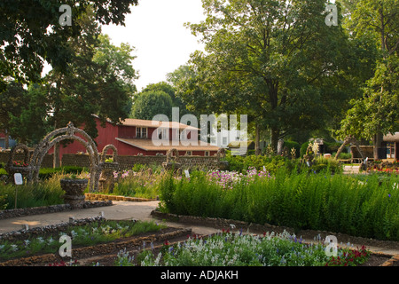 ILLINOIS Arcola aiuole di fiori e rock strutture a Rockome Gardens Foto Stock