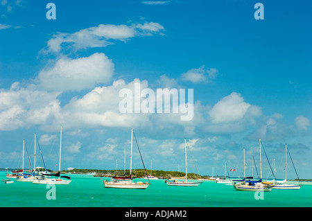 Maggiore EXUMA BAHAMA GEORGE TOWN barche a vela e barche a motore ormeggiata in acqua verde smeraldo di Elizabeth Bay Foto Stock