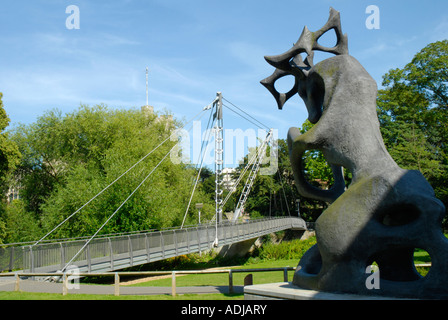 Millennium Bridge e River Park con la scultura di feste di addio al celibato in primo piano Maidstone Kent England Foto Stock