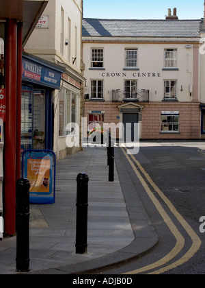 High Street Devizes town center con doppie linee gialle in strada, marciapiede bitte e St Johns Street in alto a Devizes Wiltshire, Inghilterra REGNO UNITO Foto Stock