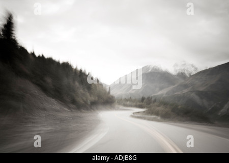 In bianco e nero di driver Vista di curvatura Richardson deserta autostrada all'alba con motion blur caduta Interior Alaska Foto Stock