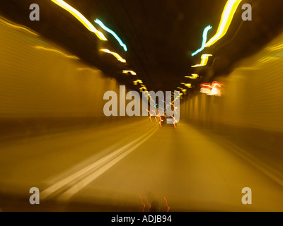 Motion offuscata vista driver di colpo da una vettura che mostra la parte interna di un tunnel in Amburgo Germania Foto Stock