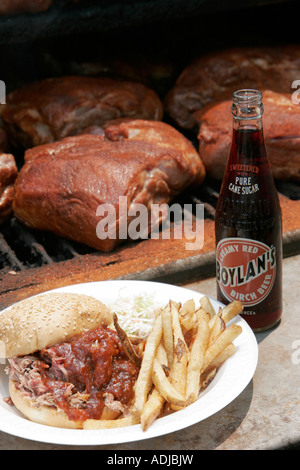 Leesburg Virginia, Loudoun County, Mighty Midget, barbeque di maiale tirato, barbecue, sandwich, patatine fritte, piatto, bottiglia, Boylan's Birch Beer, VA070619051 Foto Stock