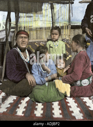 Famiglia Navajo seduti davanti al loro primo apparire coperta circa 1900. Colorate a mano i mezzitoni di una fotografia Foto Stock