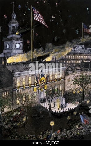 Bandiera coloniale sollevato al di sopra di noi la celebrazione del centenario presso Independence Hall Philadelphia 1876. Colorate a mano la xilografia Foto Stock