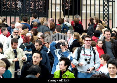 Folle si radunarono fuori Buckingham Palace London Inghilterra England Foto Stock