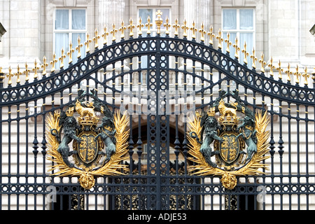Stemma e principali cancelli di ingresso a Buckingham Palace London Inghilterra England Foto Stock