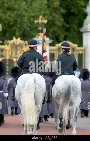 Montate i funzionari di polizia seguire il Cambio della Guardia a Buckingham Palace Inghilterra Foto Stock
