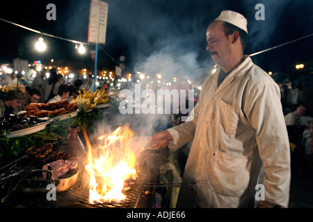 Un ristorante all'aperto a Djemaa el Fna a Marrakech marocco Foto Stock