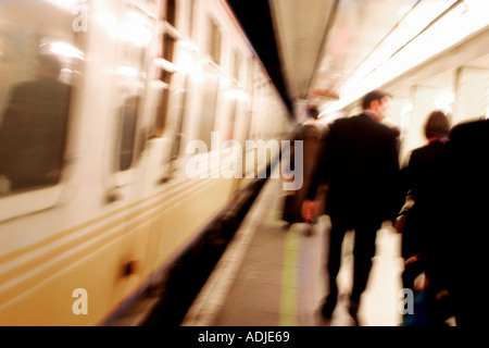Rush pendolari a bordo di un treno alla stazione di Victoria London Inghilterra England Foto Stock