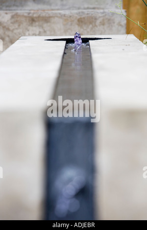 Moderno giardino di pietra funzione acqua abstract Foto Stock