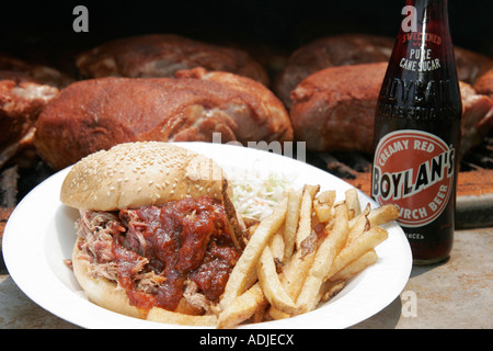 Leesburg Virginia, Loudoun County, Mighty Midget, barbeque di maiale tirato, barbecue, sandwich, patatine fritte, piatto, bottiglia, Boylan's Birch Beer, VA070619055 Foto Stock