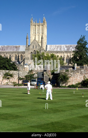 Riproduzione di croquet sul prato al di fuori del palazzo episcopale di Wells Somerset Inghilterra Foto Stock