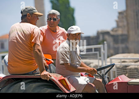 Passando il trattore e i passeggeri come passano il Tempio di Apollo a Didim, Turchia Foto Stock