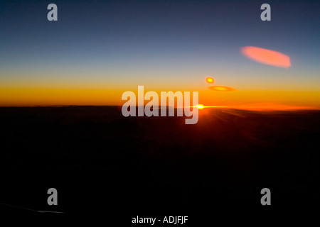 Suggestivo tramonto sull'Oceano Indiano sul volo per Mauritius Foto Stock