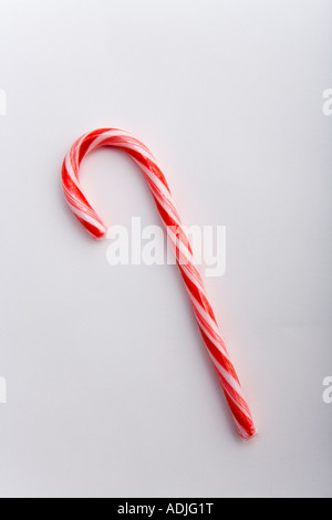 Uno spogliato il Natale candy cane su sfondo bianco ritratto in studio Foto Stock