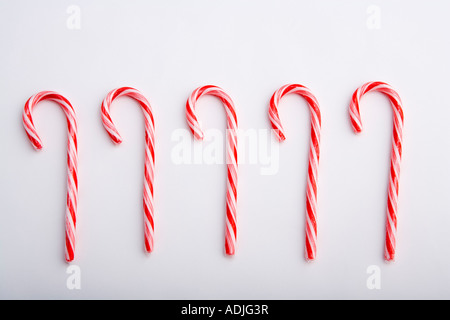 Primo piano di cinque striped Natale candy canes su sfondo bianco ritratto in studio Foto Stock