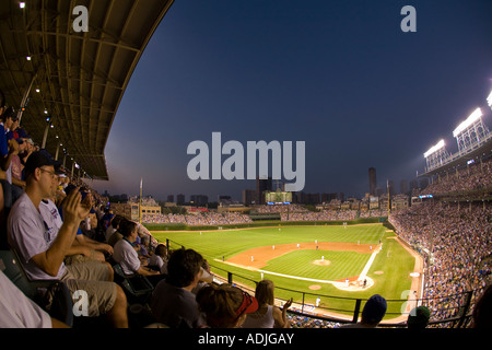 ILLINOIS Chicago Night game a Wrigley Field vista di gabbie e campo con obiettivo fisheye tifosi battendo le mani Foto Stock