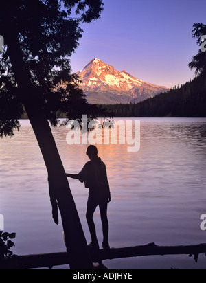 Ragazza giovane perso il lago e monte Cofano Oregon Foto Stock