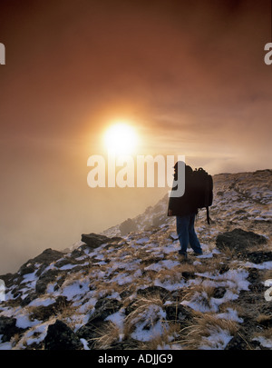 Backpacker nella parte superiore della gola Kieger con neve e ghiaccio Steens montagna Oregon Foto Stock