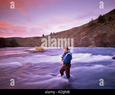 Fly Pescatore sul fiume Decshutes Oregon Foto Stock
