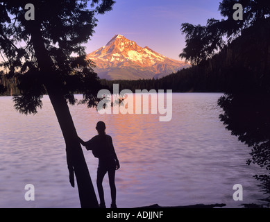 Ragazza giovane perso il lago e monte Cofano Oregon Foto Stock