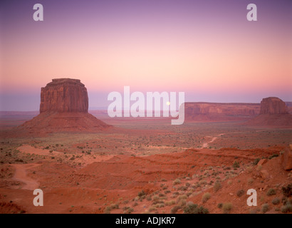 Ore del sorgere oltre la Monument Valley come si vede dal centro visitatori Arizona Foto Stock
