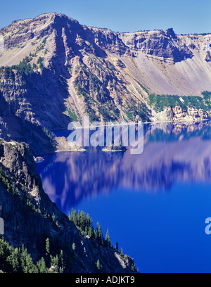 Il cratere del lago Phantom Ship Island e acque calme Oregon Foto Stock