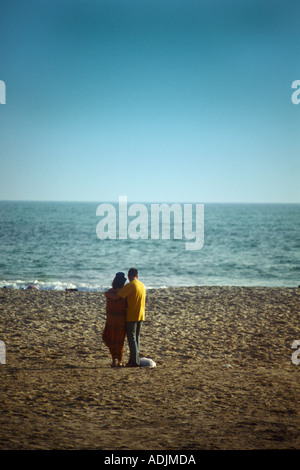 Coppia romantica presso la spiaggia adiacente spiaggia Kovalam Kerala India Foto Stock