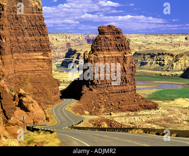 Formazioni rocciose con ponte sul fiume Colorado Glenn Canyon National Recreation Area Utah Foto Stock