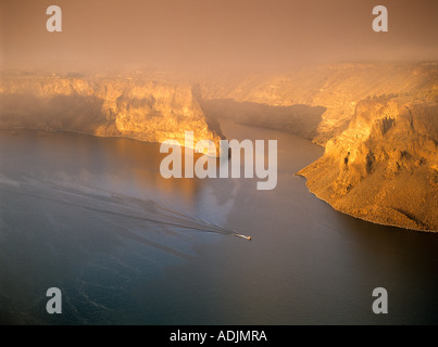 Alba con nebbia e barche sul lago di Billy Chinook Oregon Foto Stock