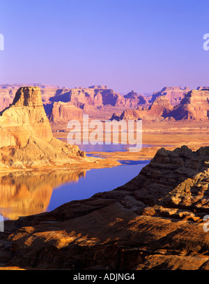 Il Lake Powell riflessione come si vede dal punto Alstrom Utah Foto Stock