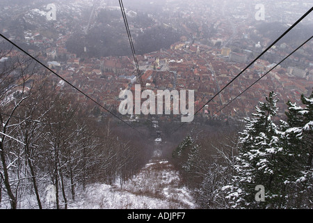 Vista aerea della città vecchia dalla televisione stazione relè sulla parte superiore della collina di Tampa in inverno Brasov Kronstadt Romania Foto Stock
