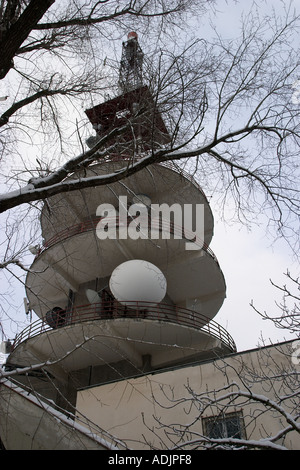 La televisione stazione relè sulla parte superiore della collina di Tampa in inverno Brasov Kronstadt Romania Foto Stock