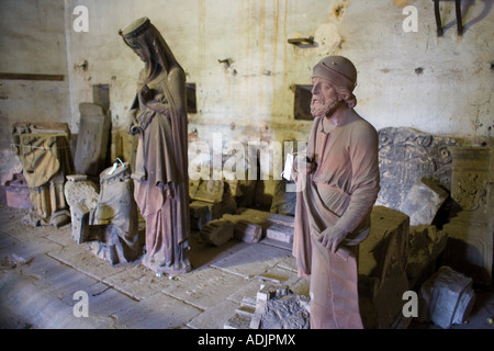 Le statue originali rimosse dalla cattedrale nel lapidarium all'interno di barrage Vauban dam, Strasburgo, Alsazia, Francia, Europa Foto Stock
