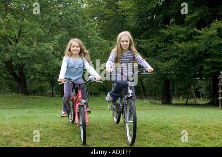 Due ragazze in bicicletta nella Foresta di Dean REGNO UNITO Foto Stock