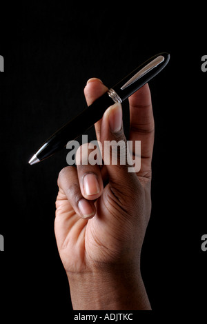 Mano che tiene una penna Foto Stock