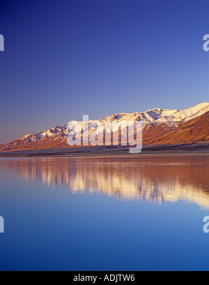 Sunrise Steens sulle montagne con la riflessione nel lago di Mann Oregon Foto Stock