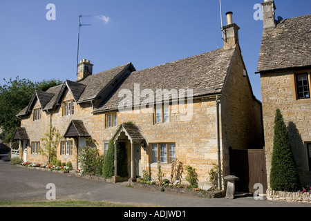 Tradizionale Cotswold cottage accanto al Fiume Windrush Lower Slaughter Costwolds REGNO UNITO Foto Stock