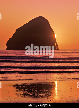 Tramonto sulla spiaggia a Città del Pacifico Oregon Foto Stock